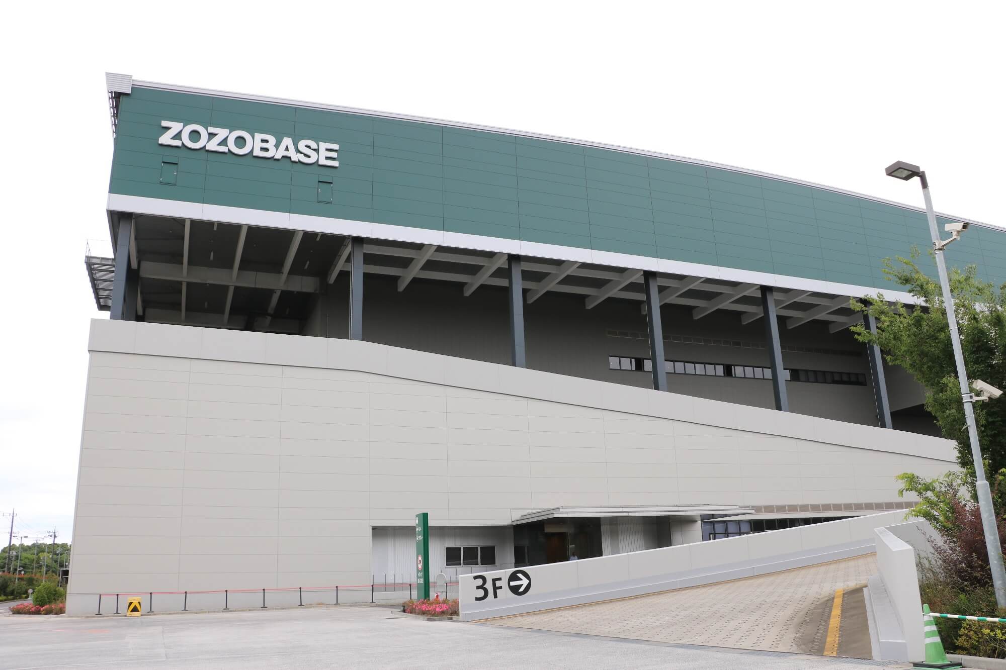 巨大なZOZOBASE1
