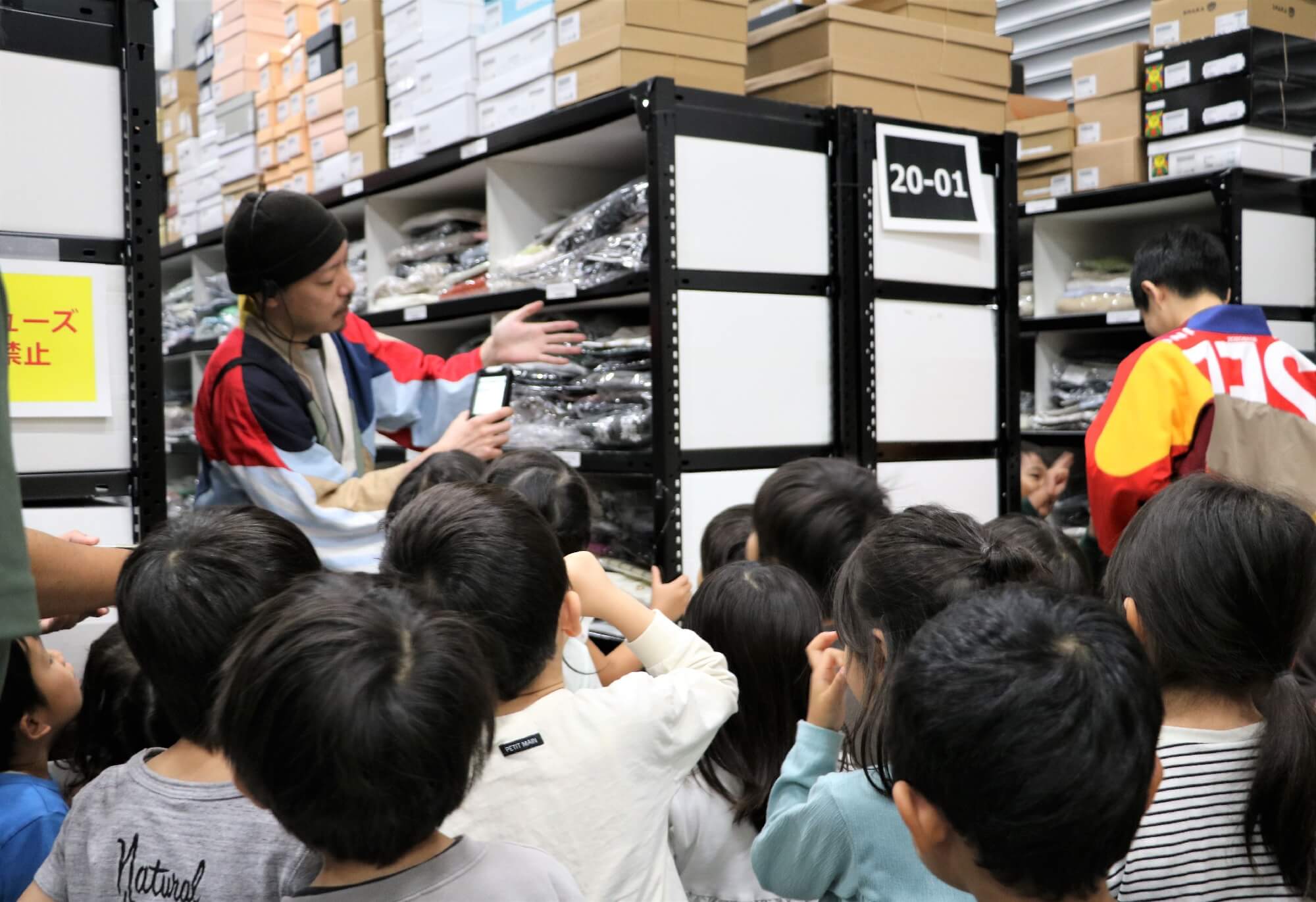 新井さんから説明を受ける子どもたち