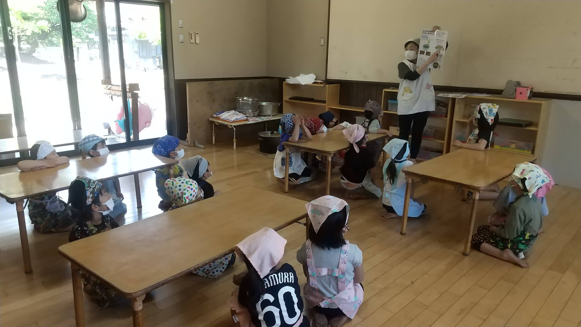 味噌作りの説明を聞く子どもたち