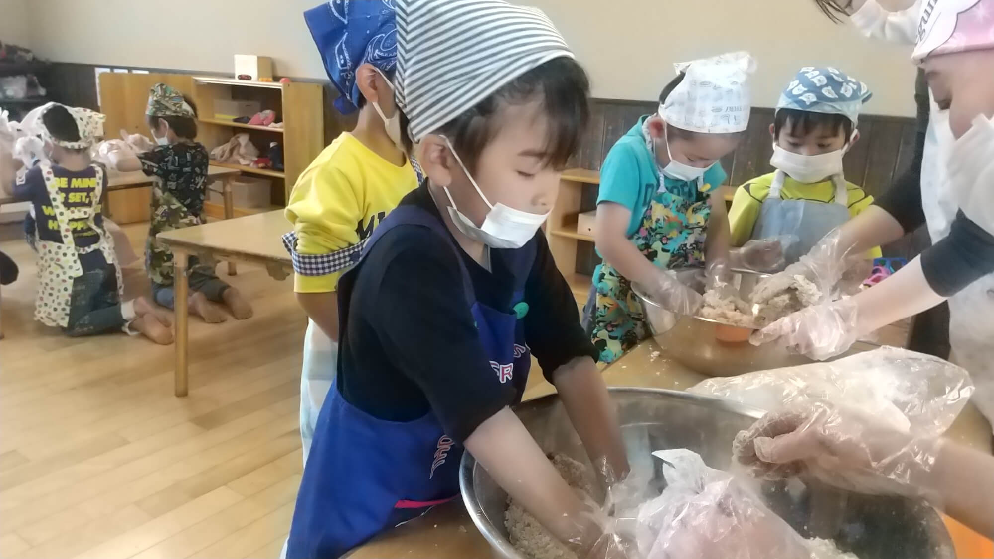 味噌の材料をかき混ぜる子どもたち