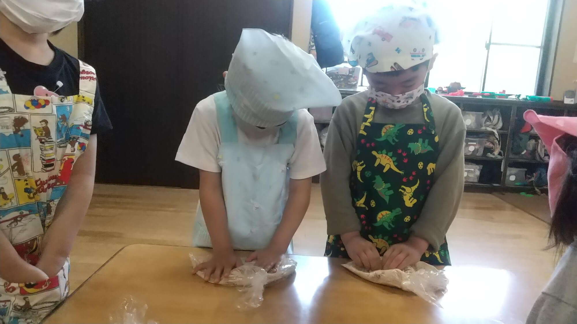袋に入れて材料を潰す子どもたち