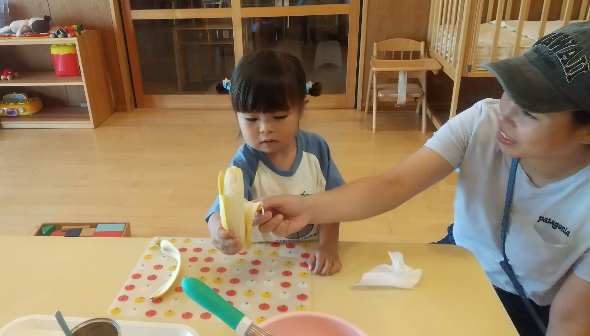 バナナの皮を剥く親子