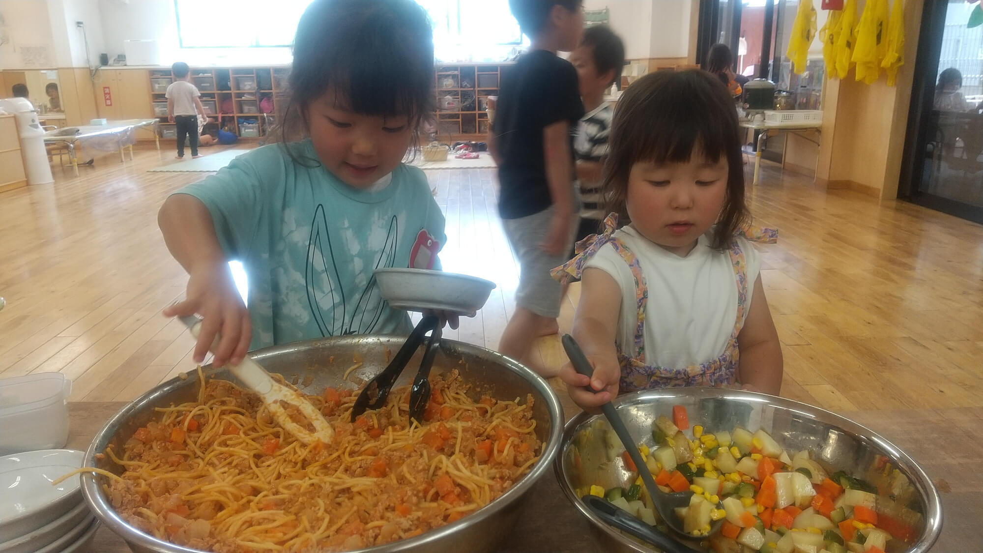 給食を取り分ける子どもたち