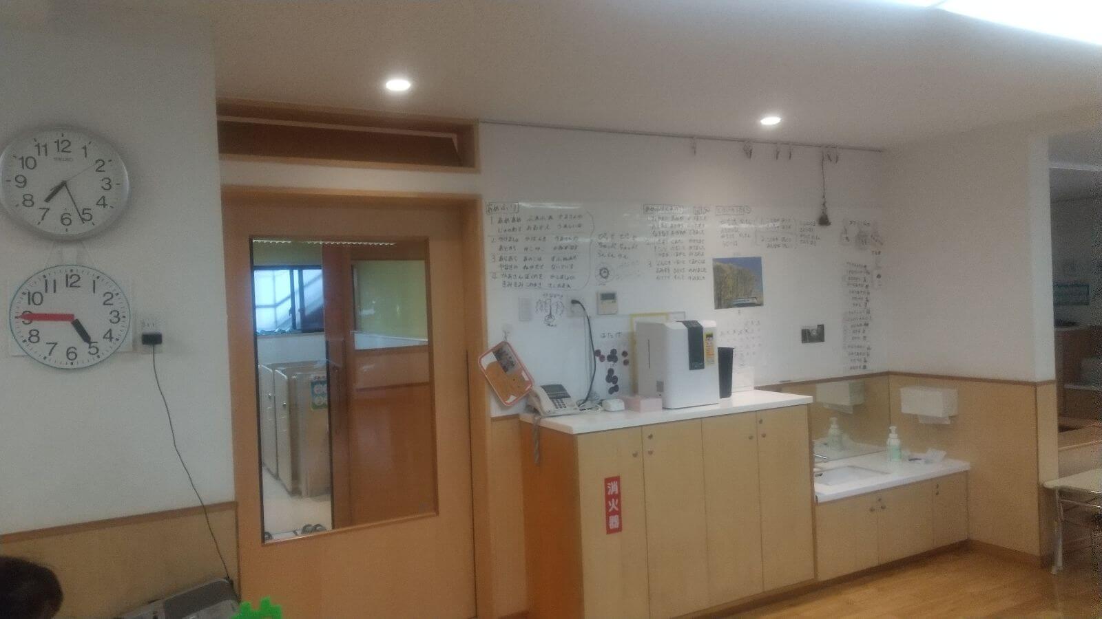スケジュールを貼った保育室内