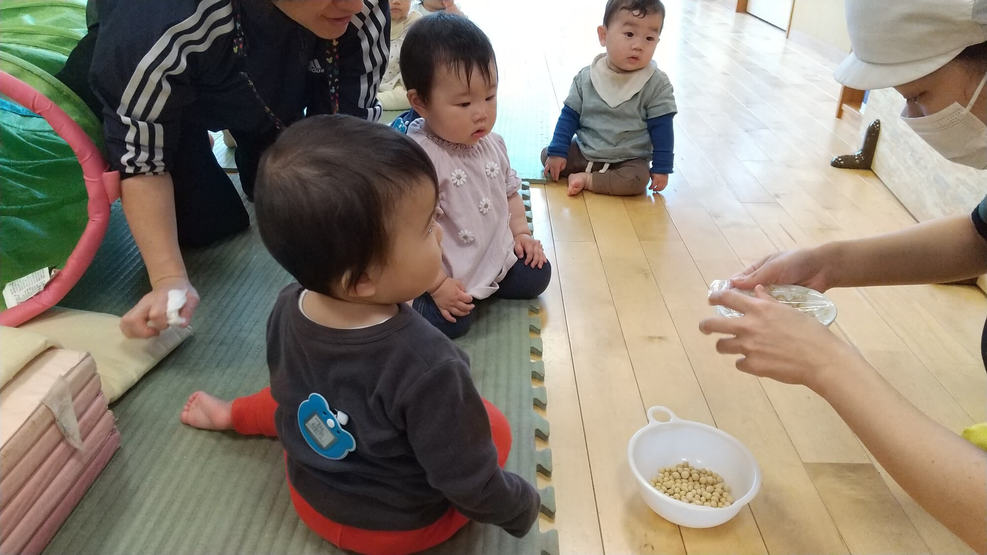 大豆を見つめる子どもたち