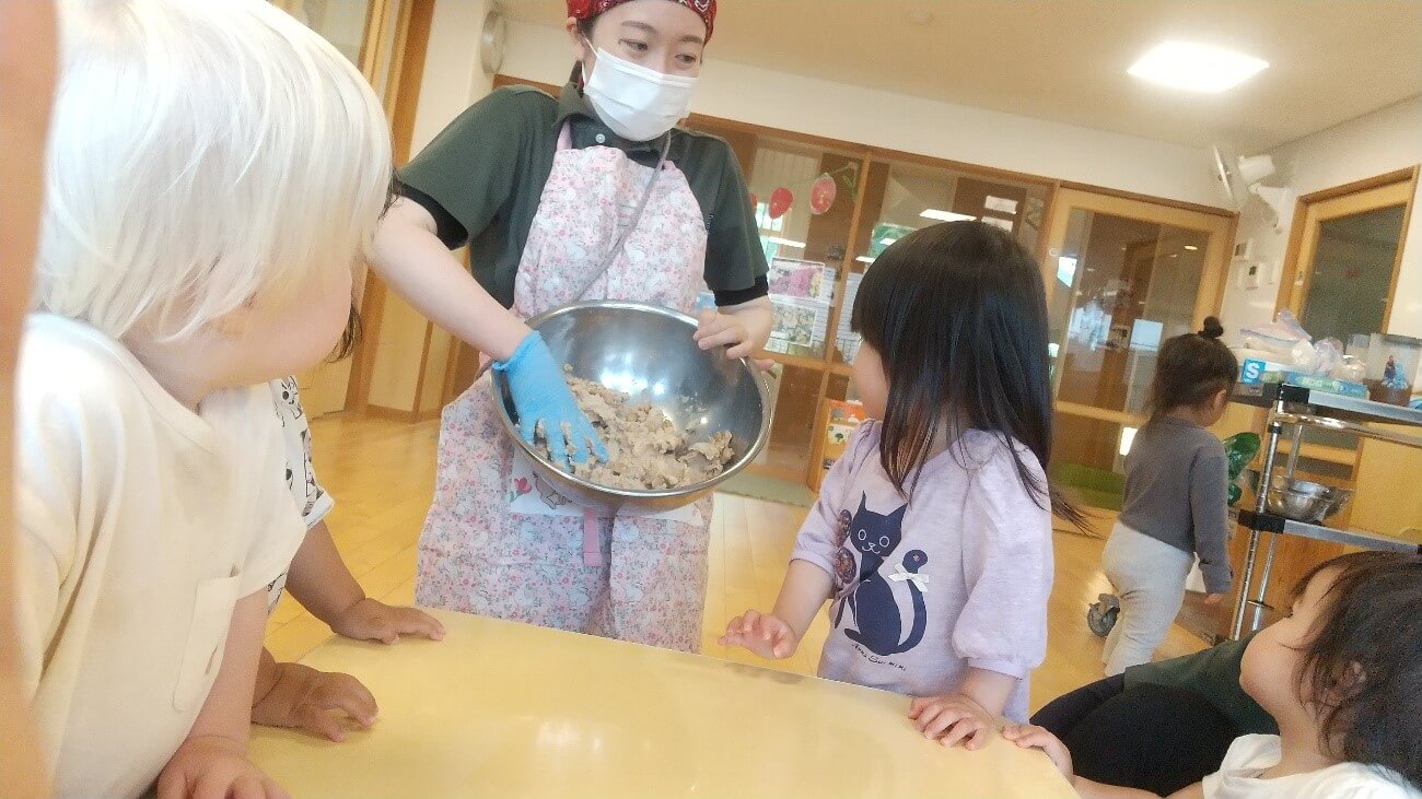 大豆が混ざる様子を見る子どもたち
