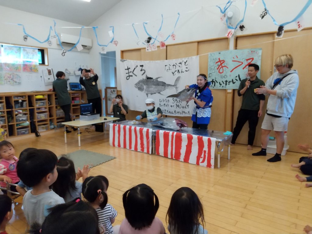 まぐろを披露する施設長