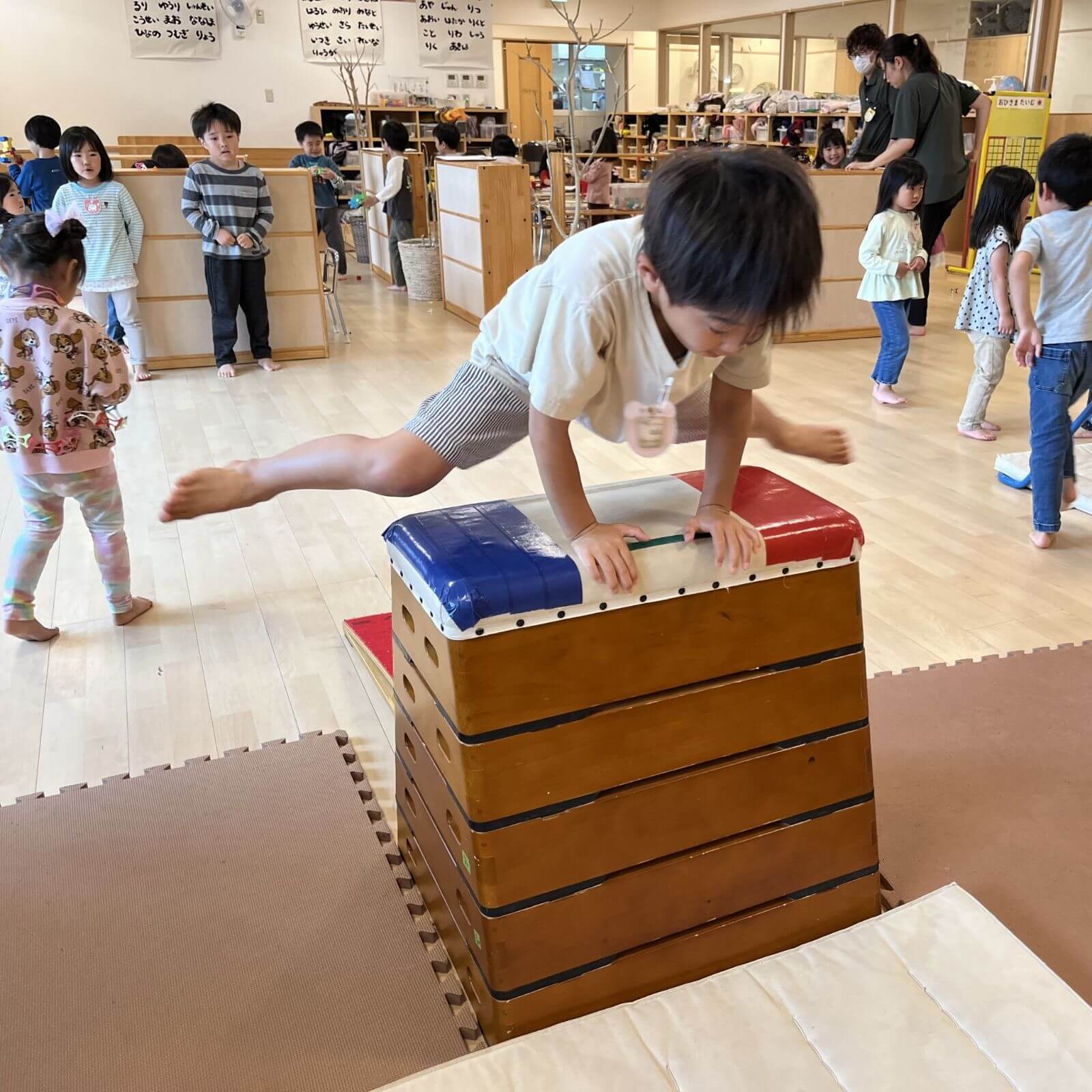 跳び箱を飛ぶ子ども