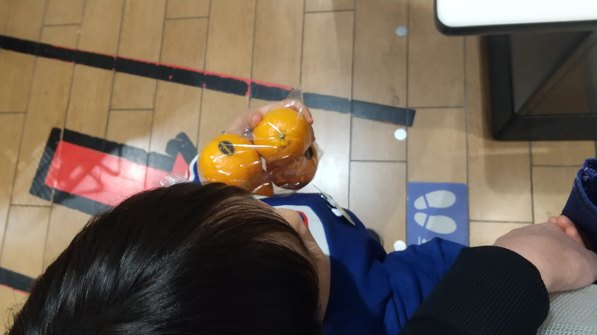 夏みかんを飼う子ども