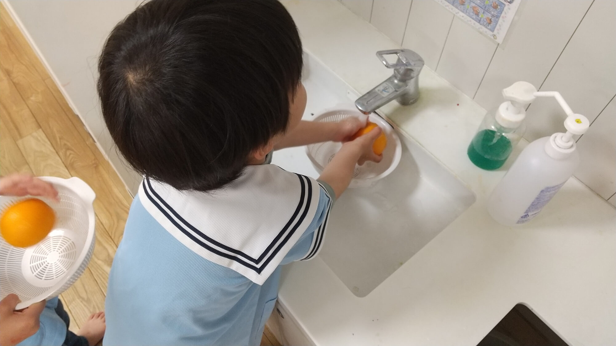夏みかんを洗う子ども