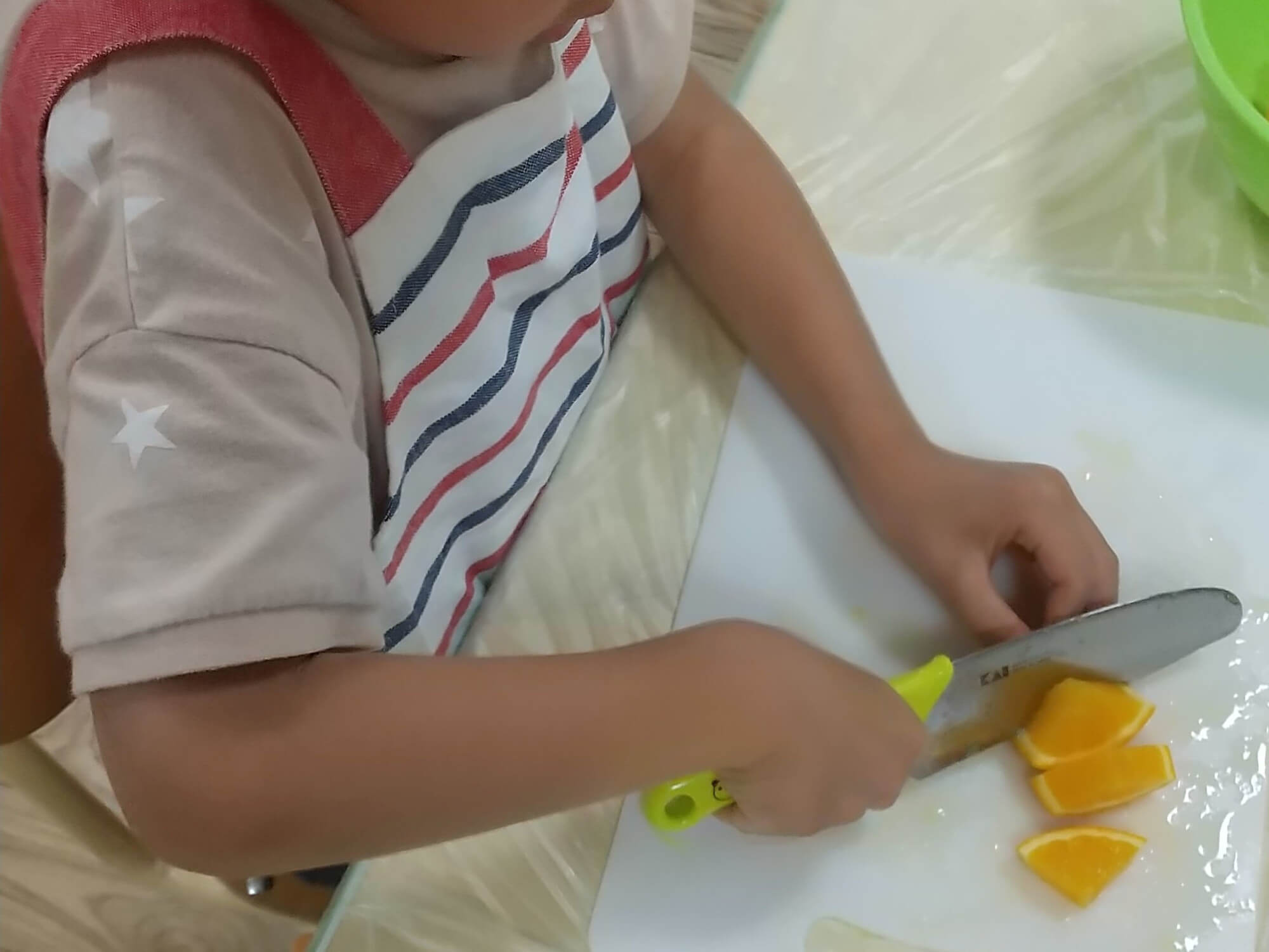 オレンジを切り分ける子ども