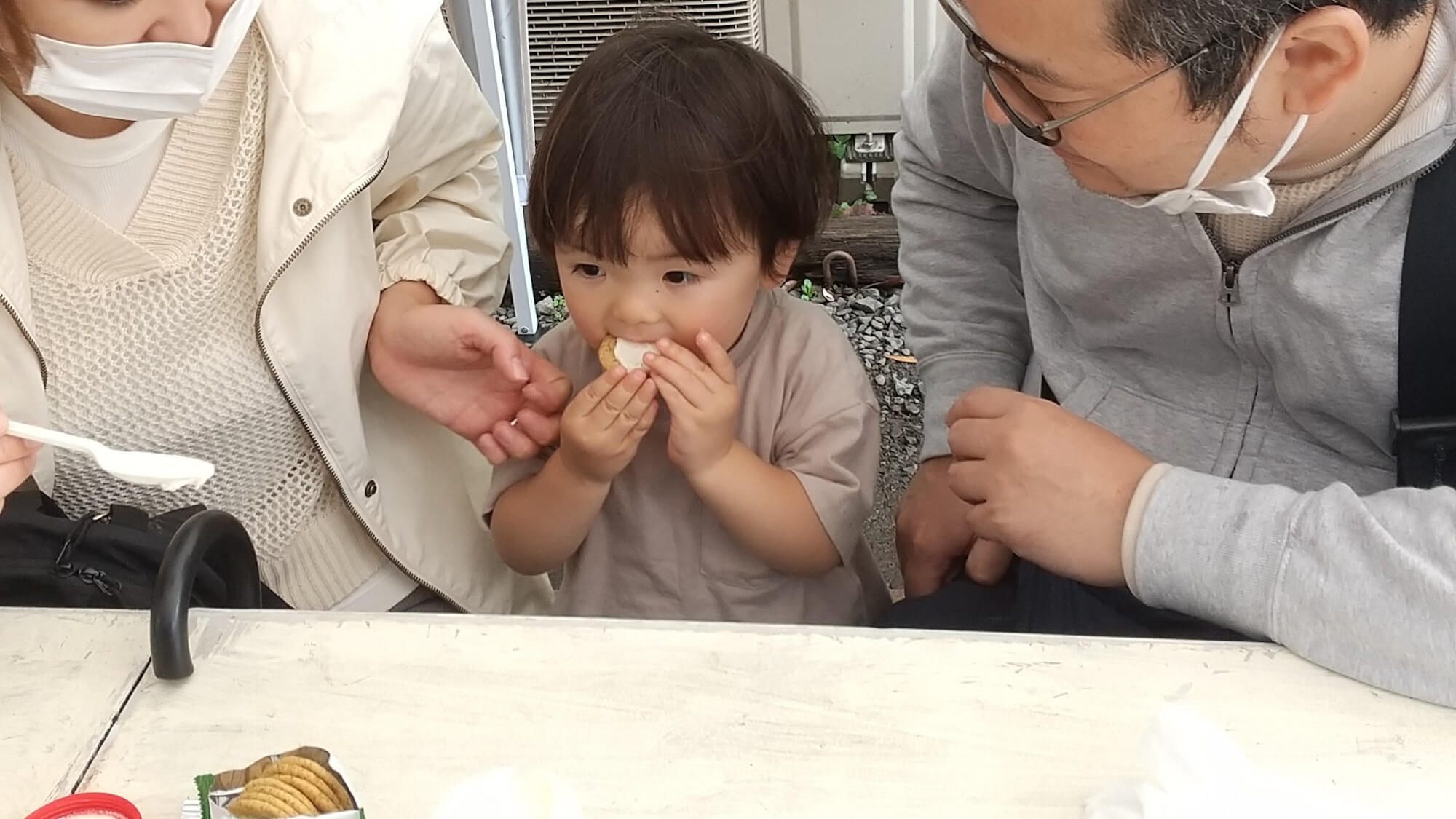 できたてのバターを味わう子ども