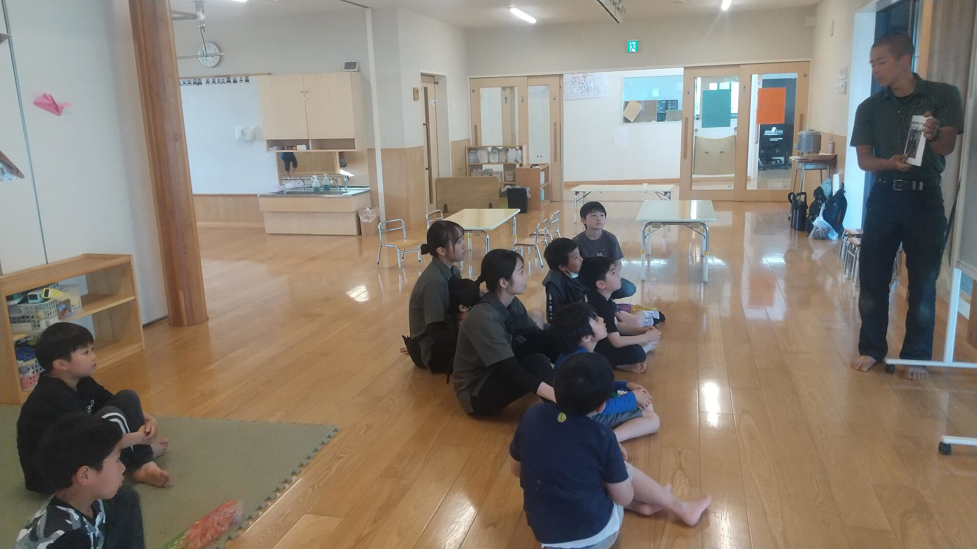 安全についての話を聞く子どもたち