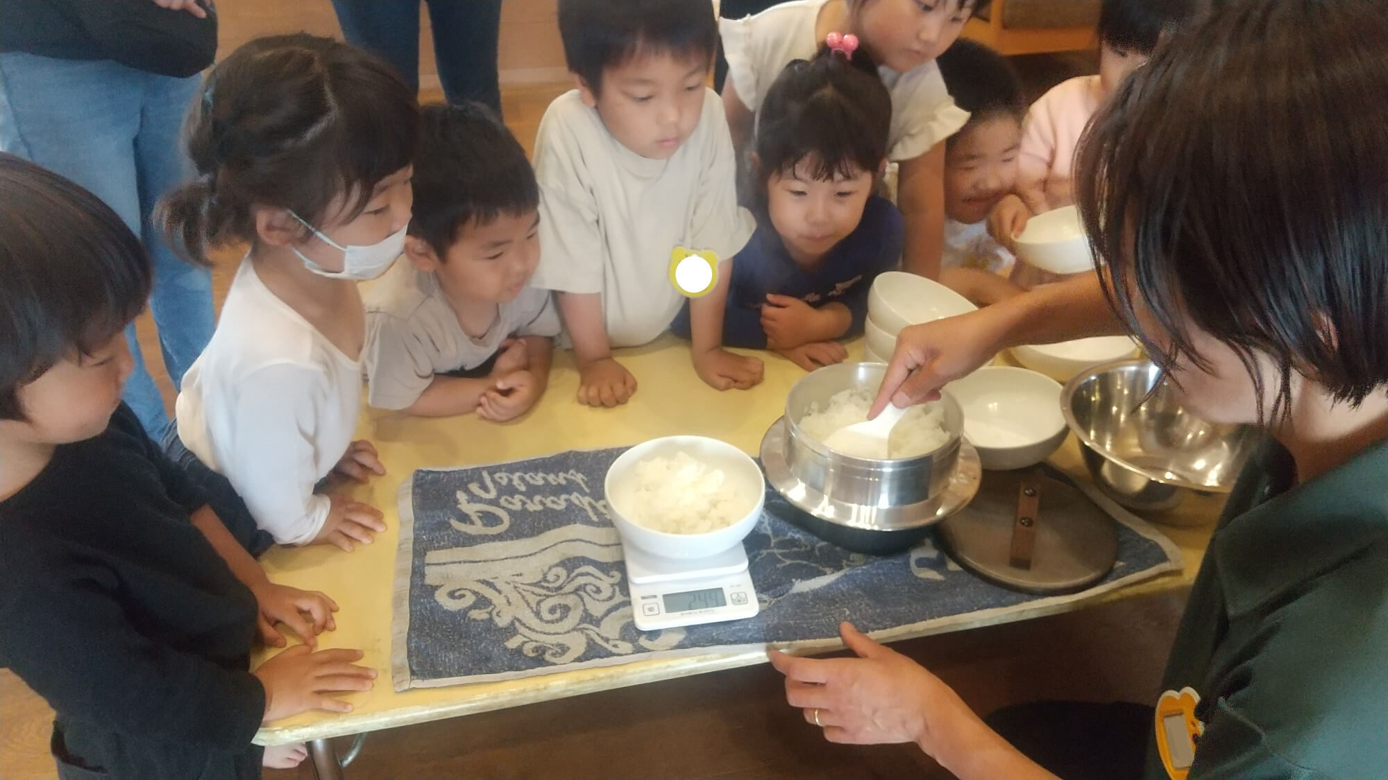 炊きたてのごはんをのぞき込む子ども