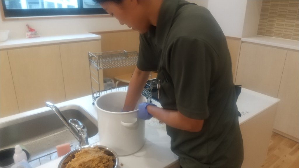 味噌づくりをするスタッフ