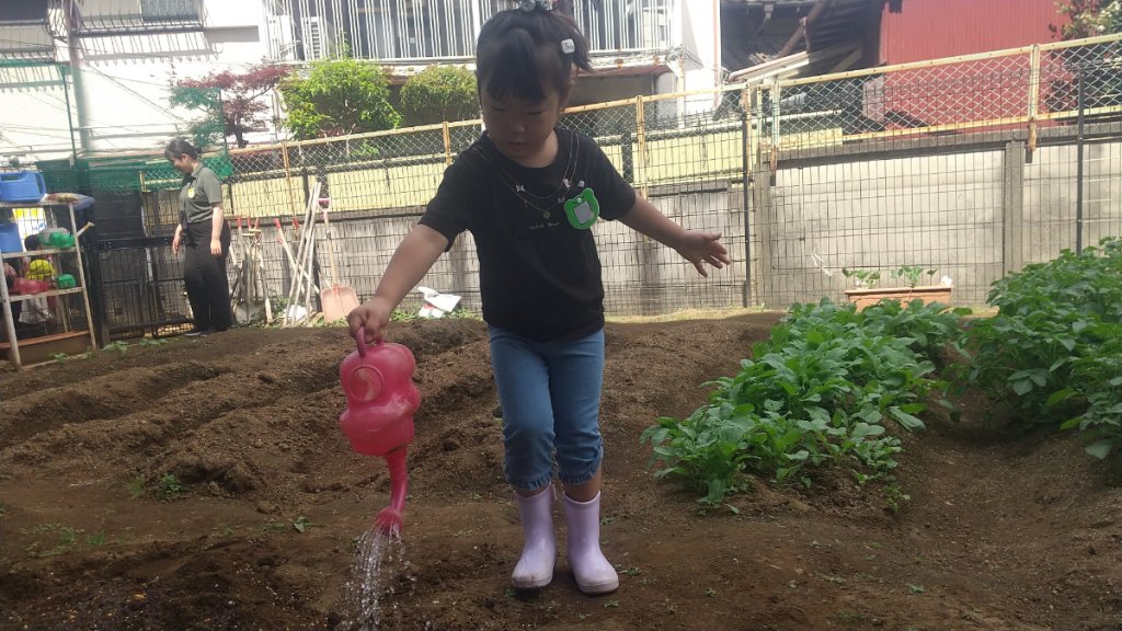 水やりをする子ども