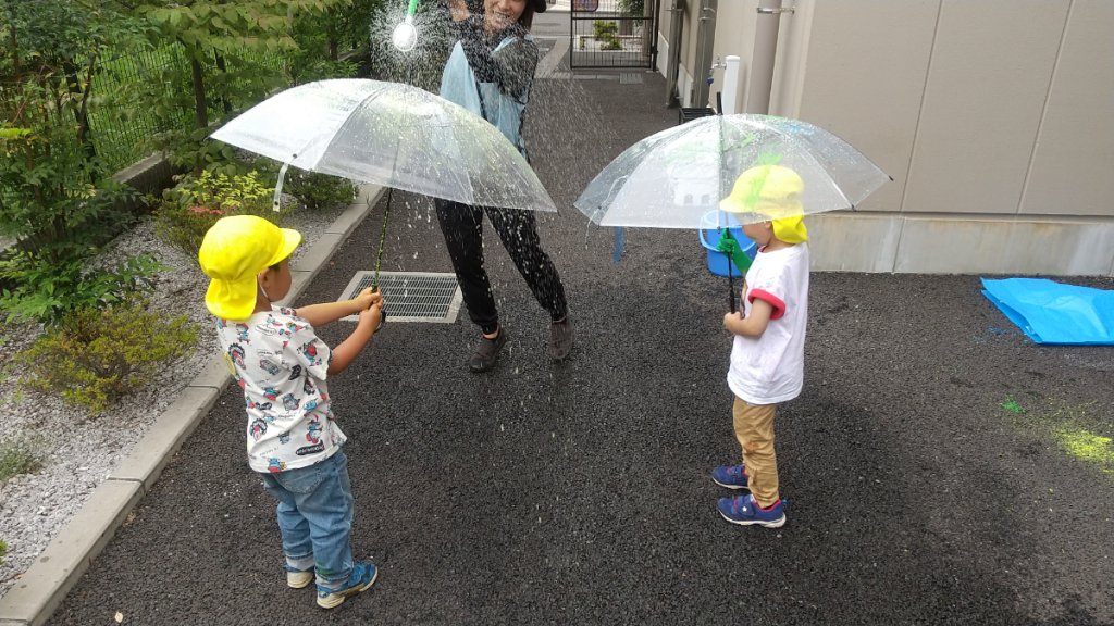 水遊びをする子どもたち