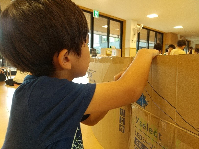 段ボールでお風呂を作る子ども