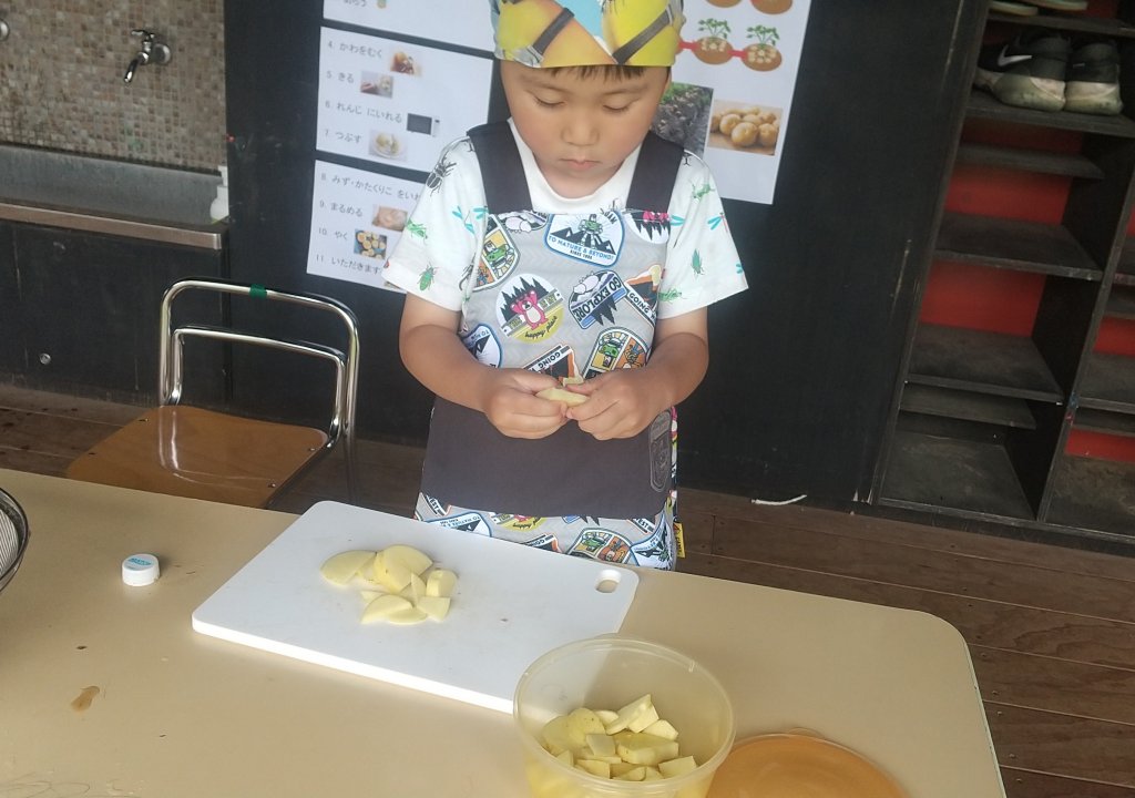 じゃがいもをつぶす子どもたち