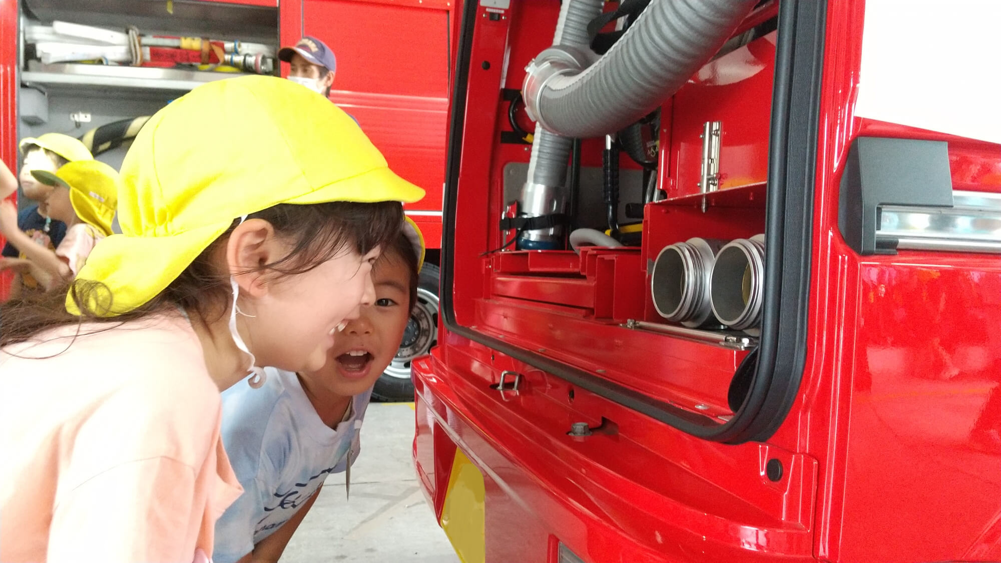 消防車をまじまじと見る子どもたち