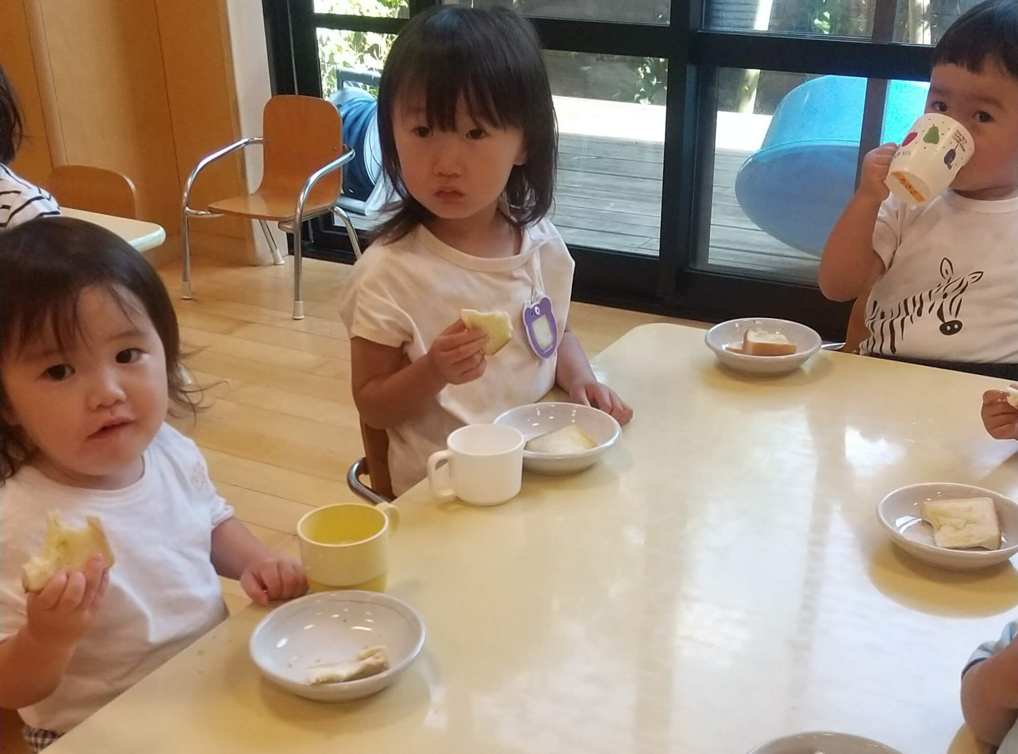 ガーリックトーストを食べる子どもたち