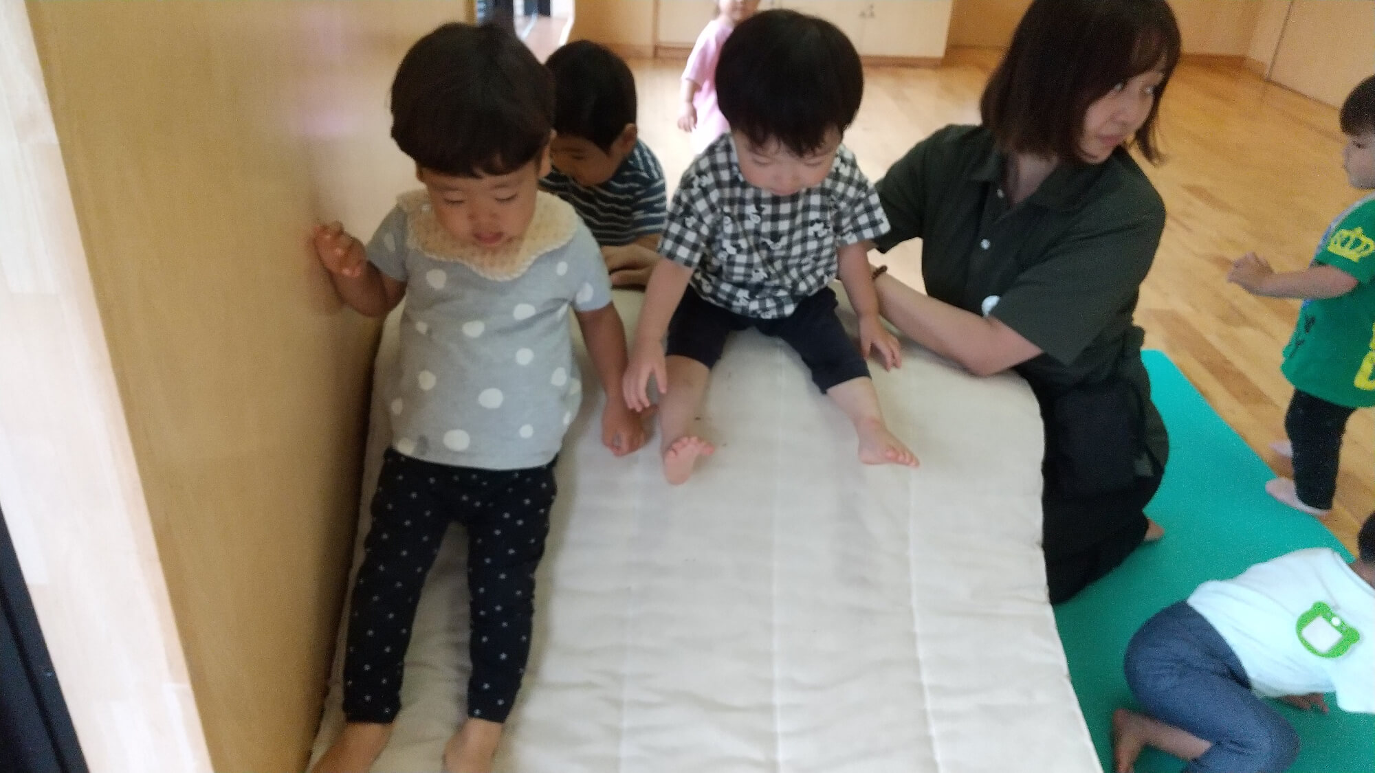 室内で遊ぶ子どもたち