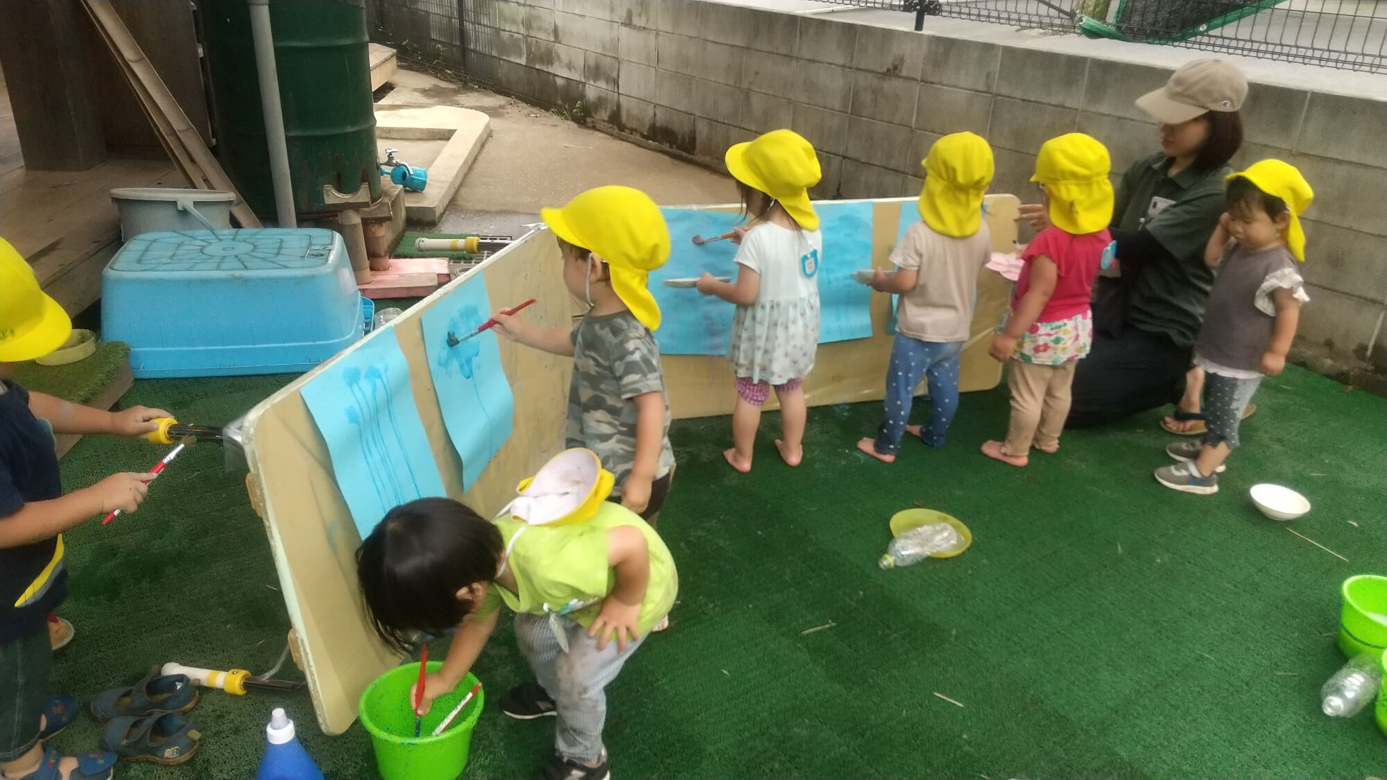 絵の具遊びをする子どもたち