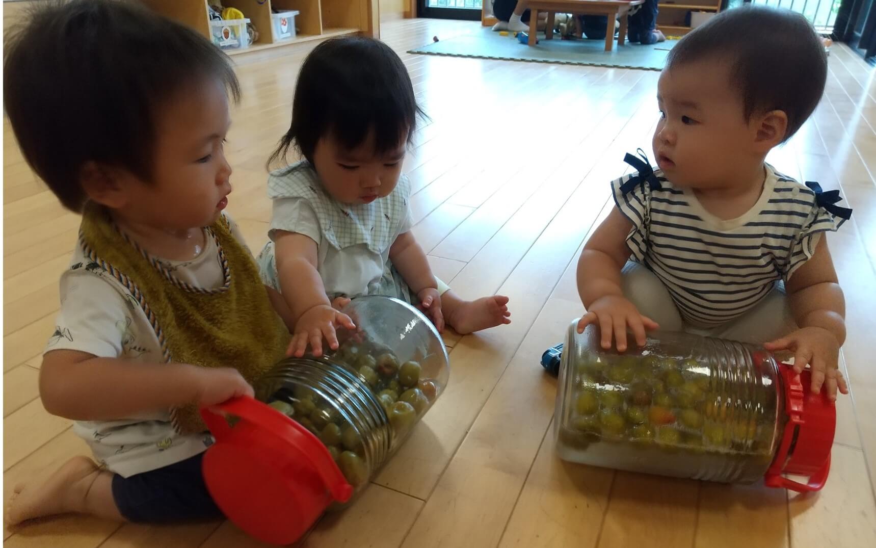 梅の瓶を転がす子どもたち