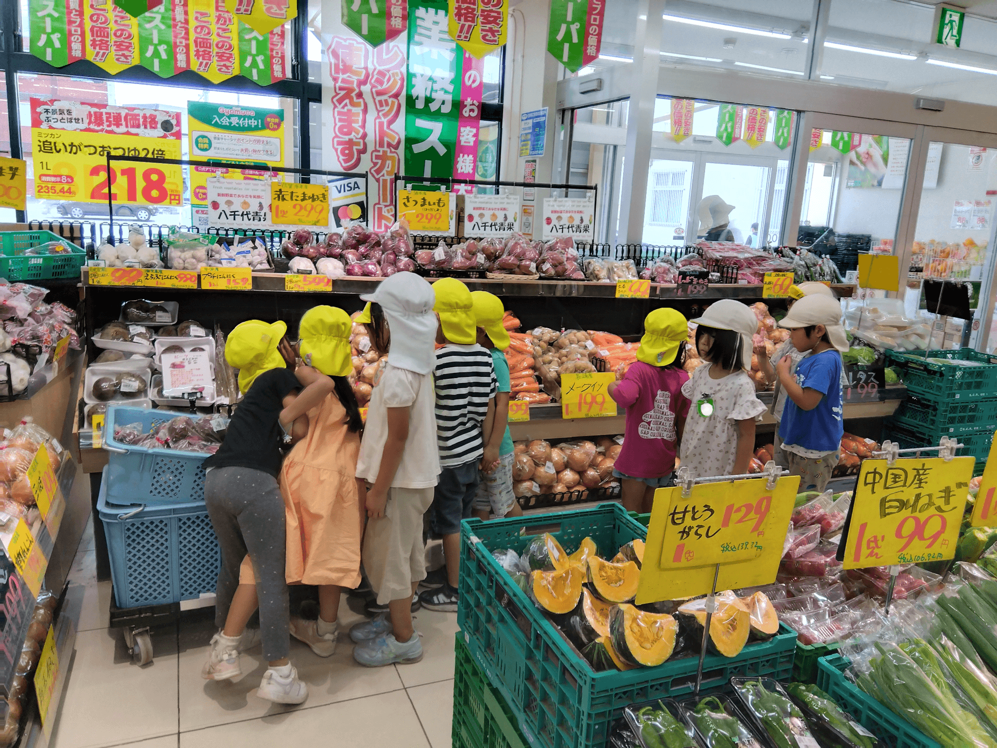スーパーで買い物をする子どもたち
