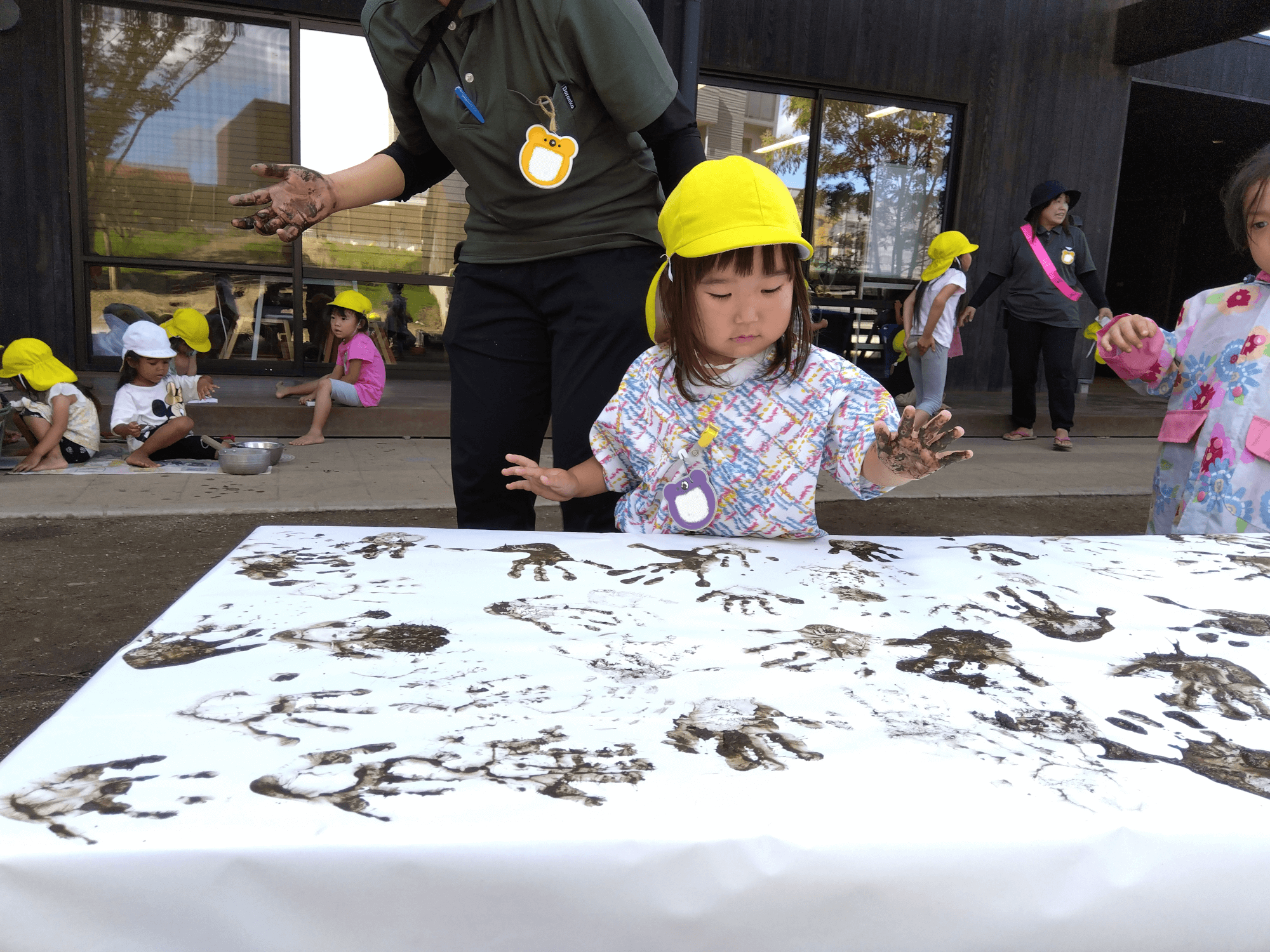 手形を押して遊ぶ子ども