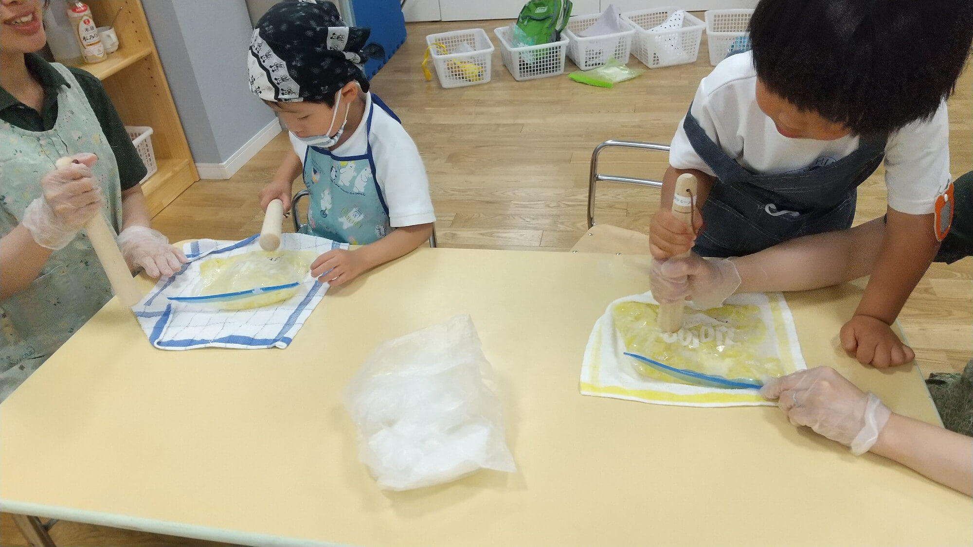 麺棒でジャガイモを潰す子どもたち