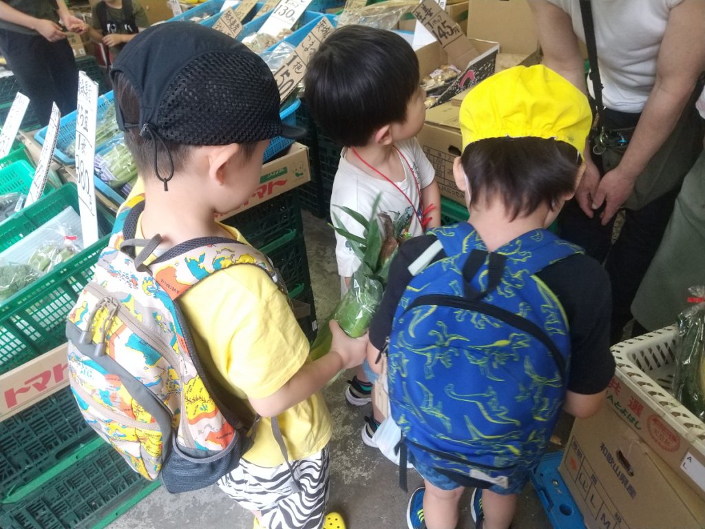 八百屋に到着した子どもたち