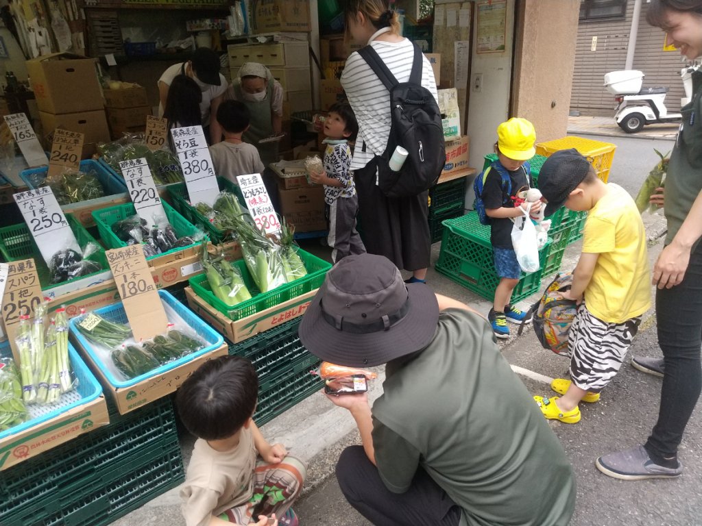 買いたい野菜を選ぶ子どもたち