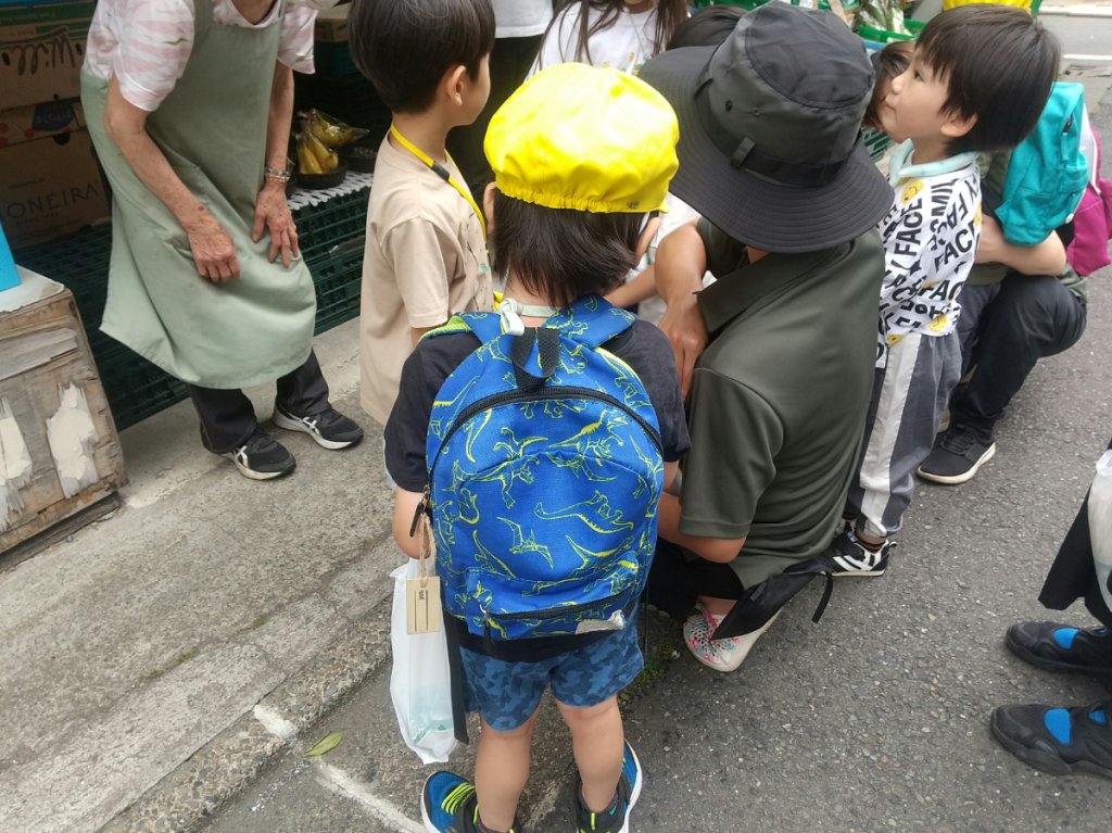 お金のやり取りをする子どもたち