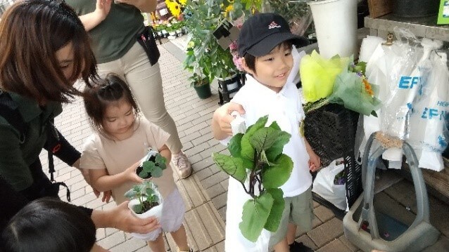苗を購入しに行く子どもたち