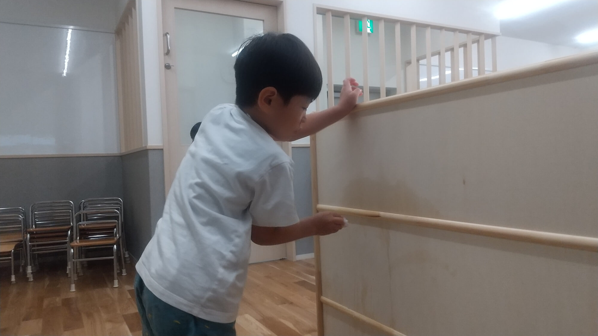 率先して部屋の掃除を行う子ども