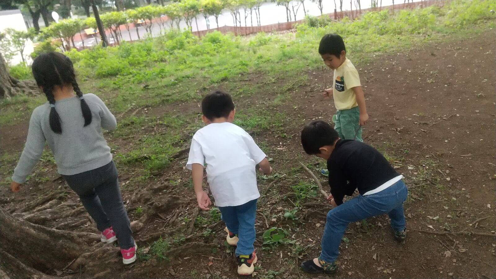 公園を散策する子どもたち