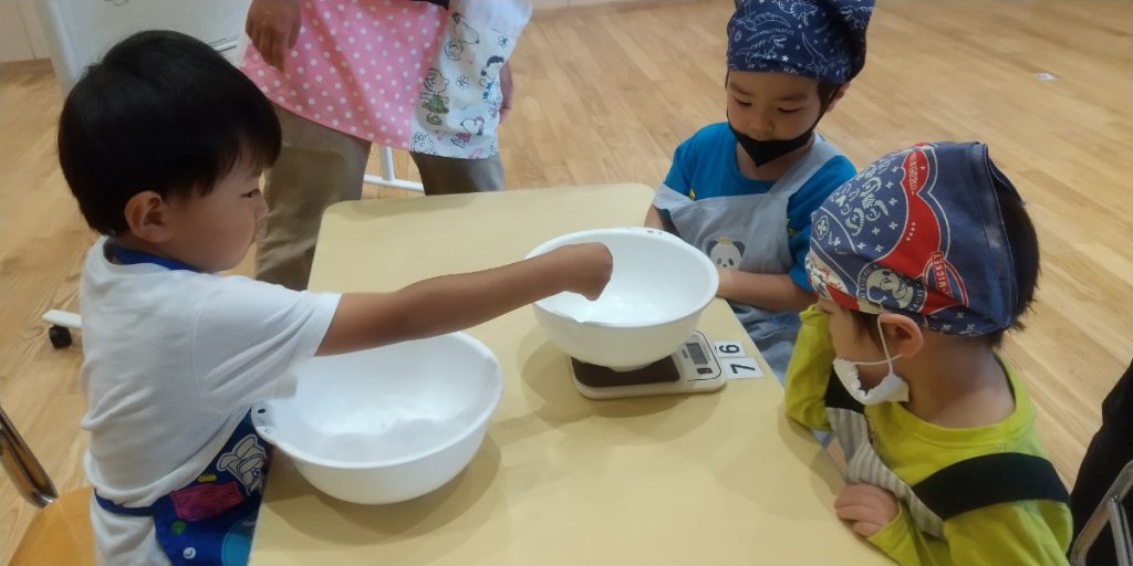 塩の分量を量る子どもたち