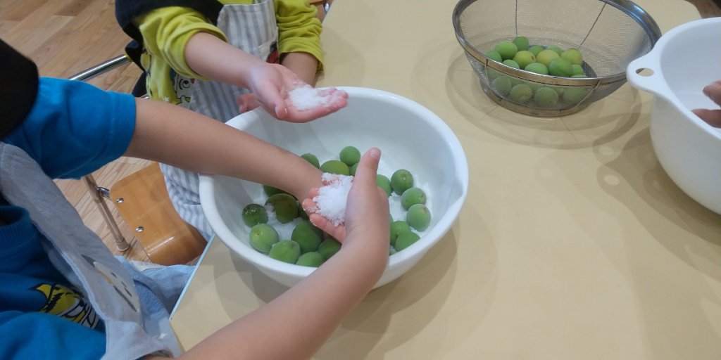 塩の感触を確かめる子どもたち