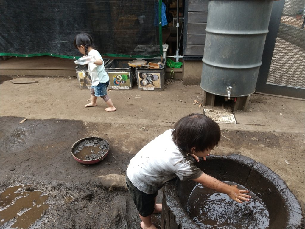 園庭に出た子どもたち