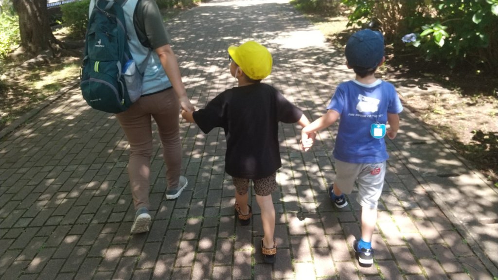 散歩する子どもたち