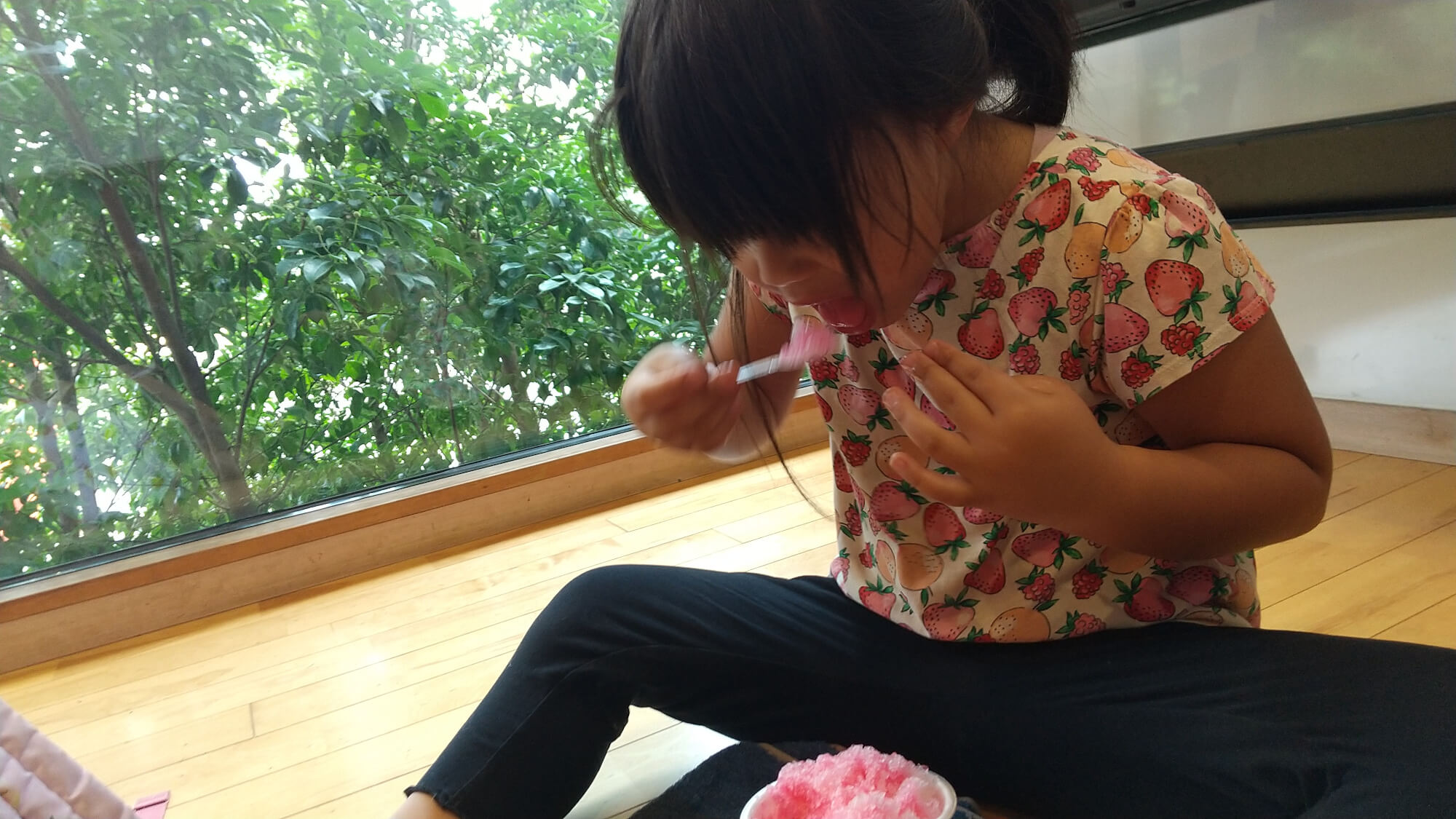 かき氷を食べる子ども