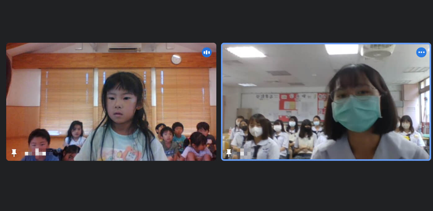 子どもに「ピーマン」の中国語を教える稲江高校の学生