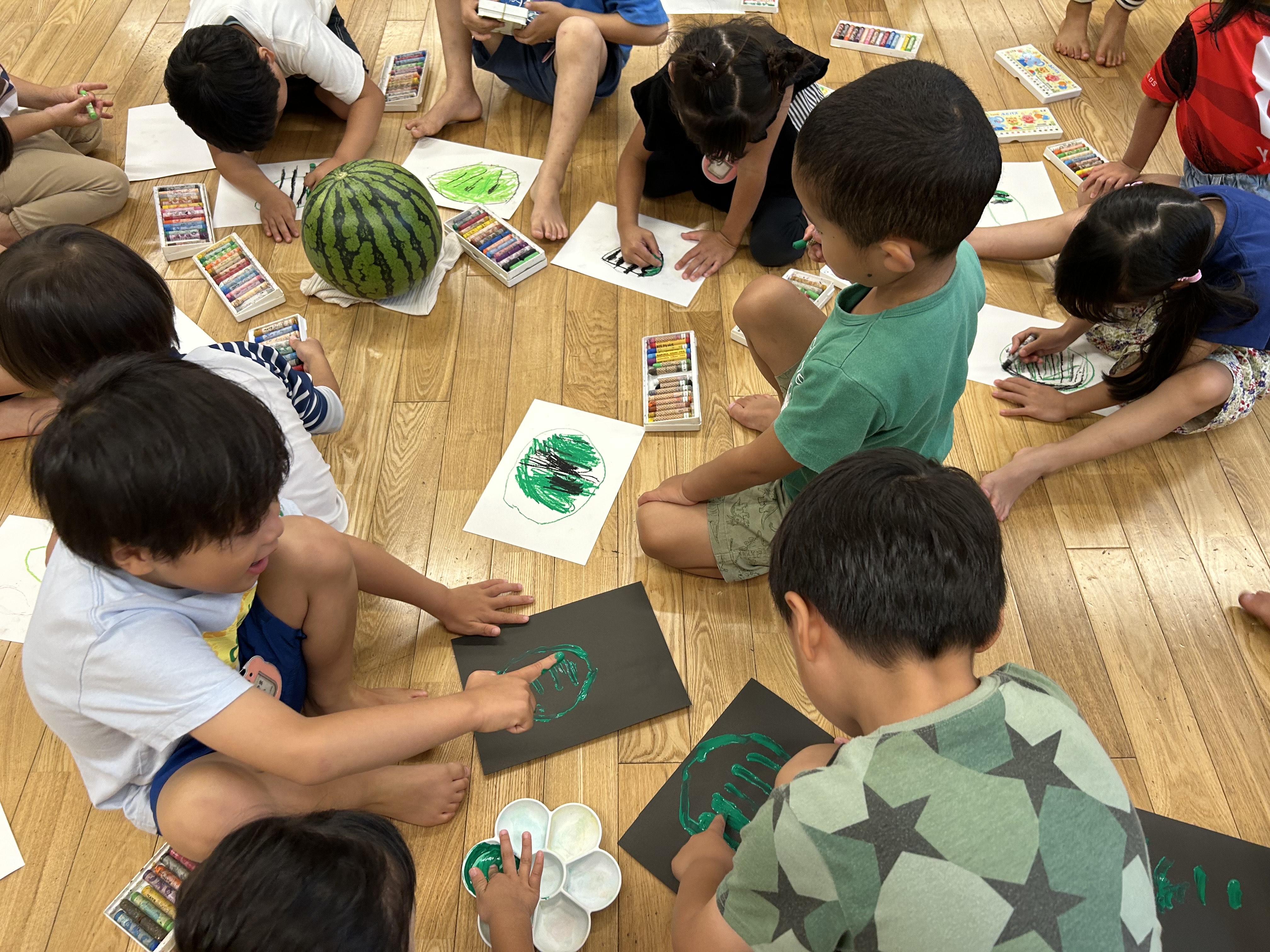 スイカの絵を描く子どもたち