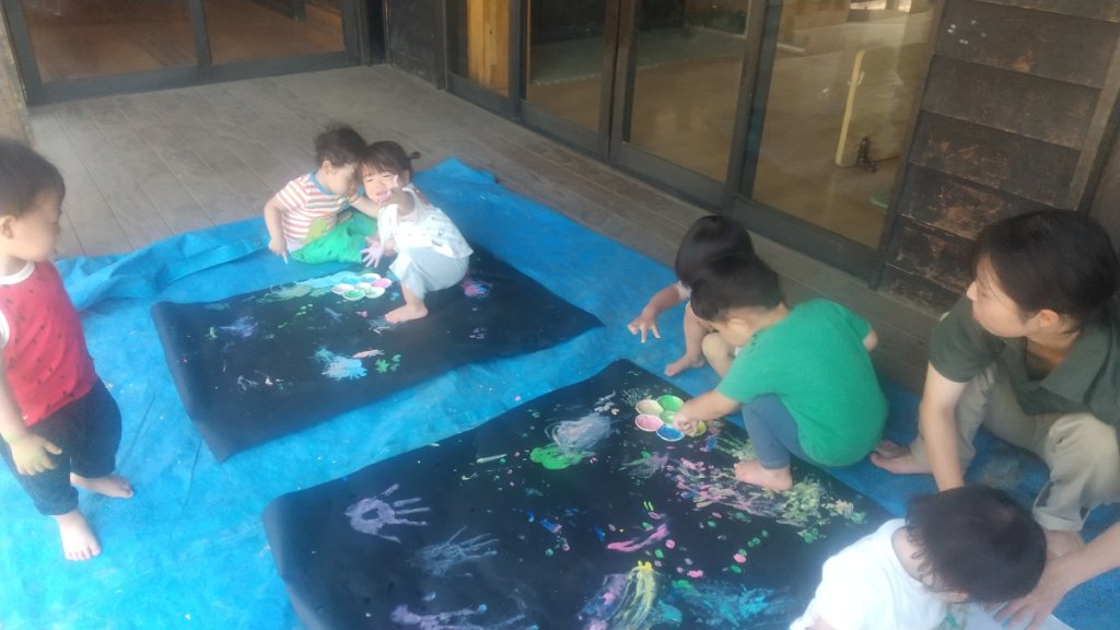 絵の具で遊ぶ1歳児
