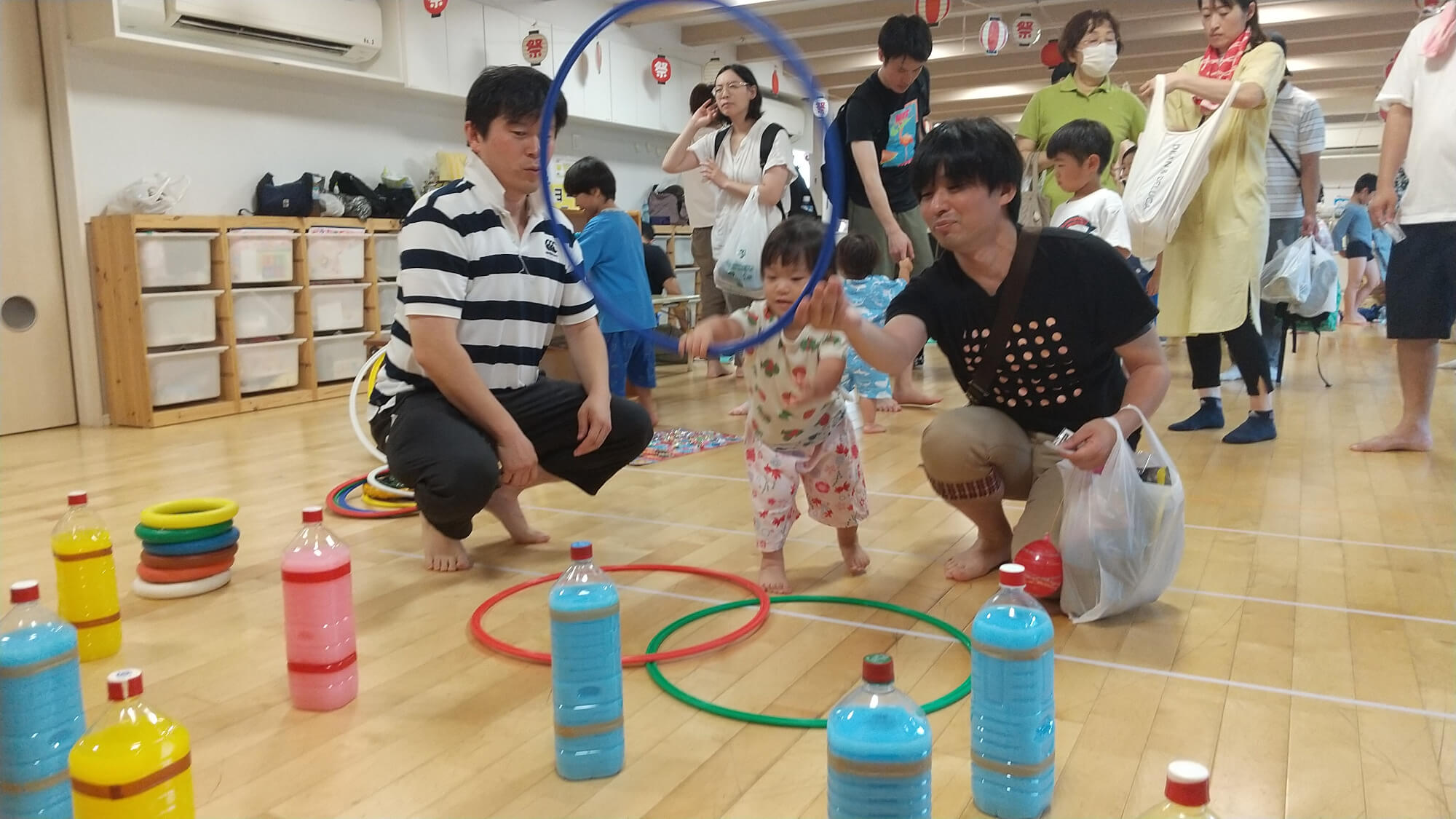 輪投げを楽しむ親子の様子