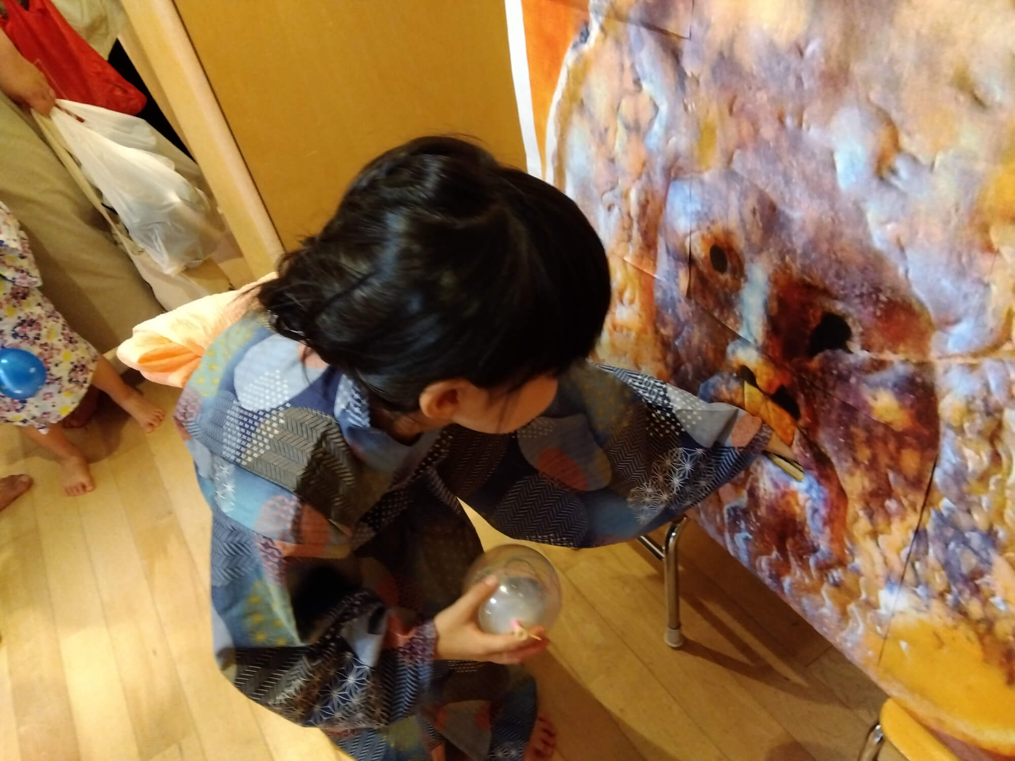 真実の口に手を入れる子ども
