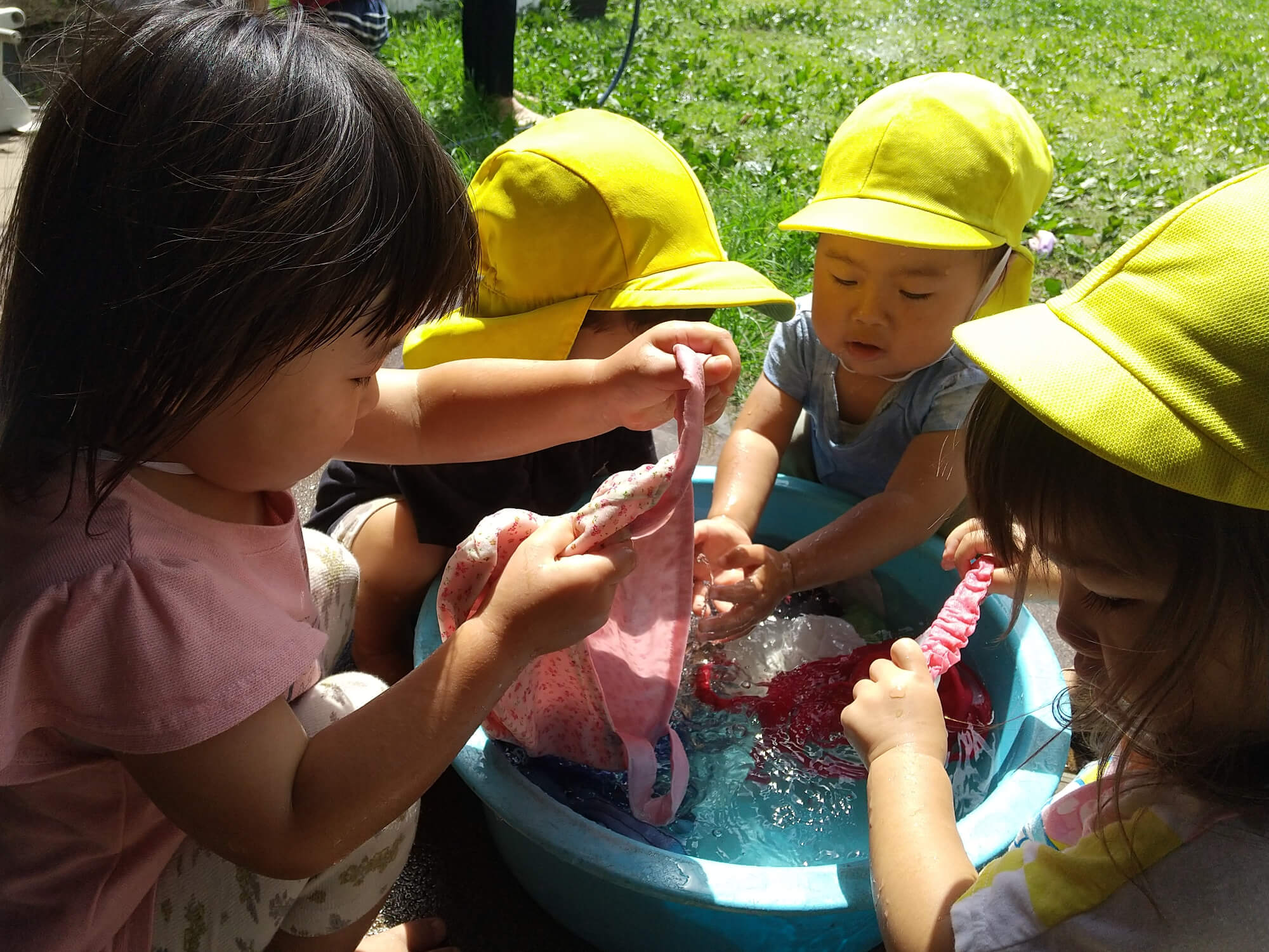 洗濯をする子どもたち