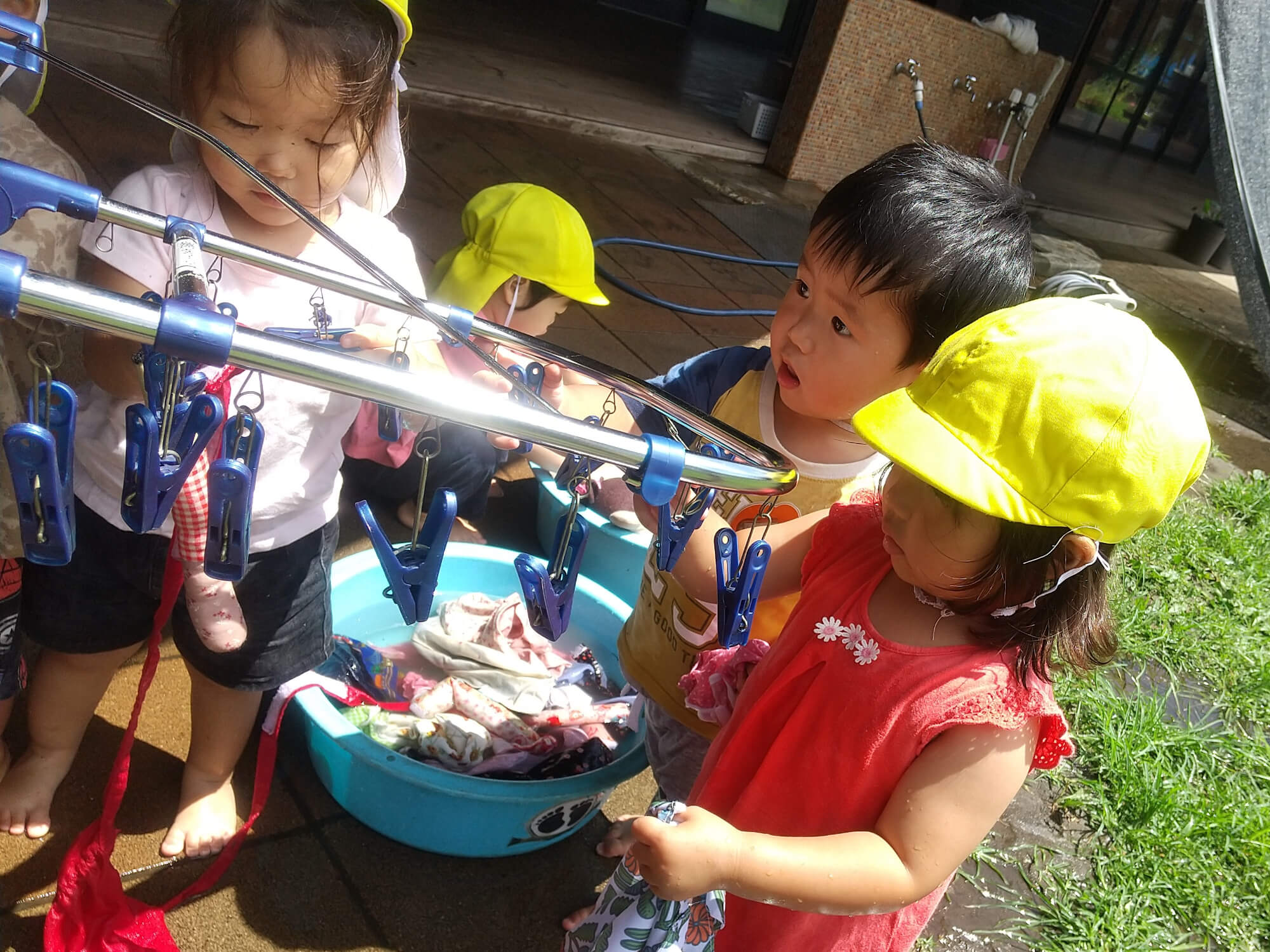 洗濯物を干す子どもたち