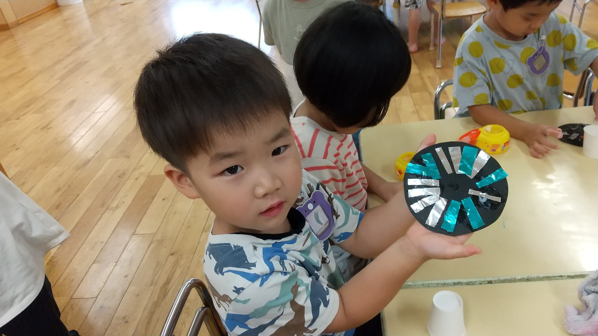 製作を楽しむ子どもたち